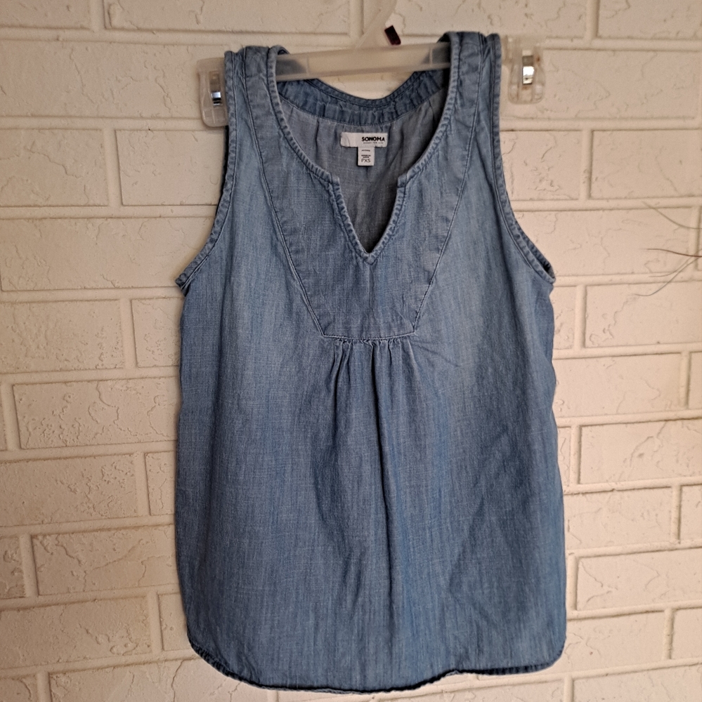 Sonoma blue light flowy sleeveless curved hem top/blouse
